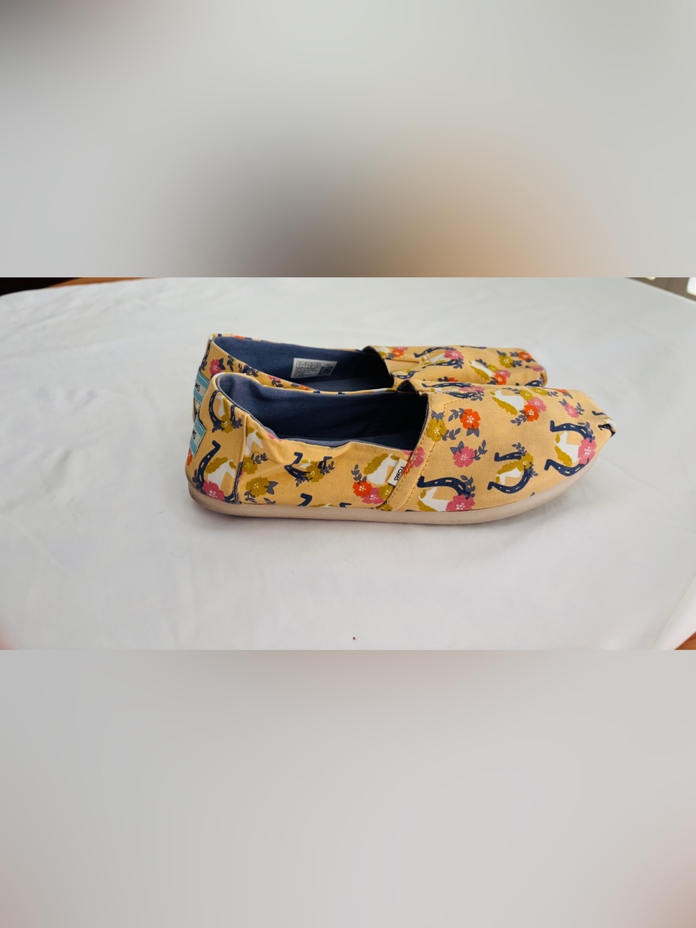 TOMS Mustard Canvas Slip-Ons with Navy Horseshoe & Floral Print Women’s Size 9 - Picture 4 of 9